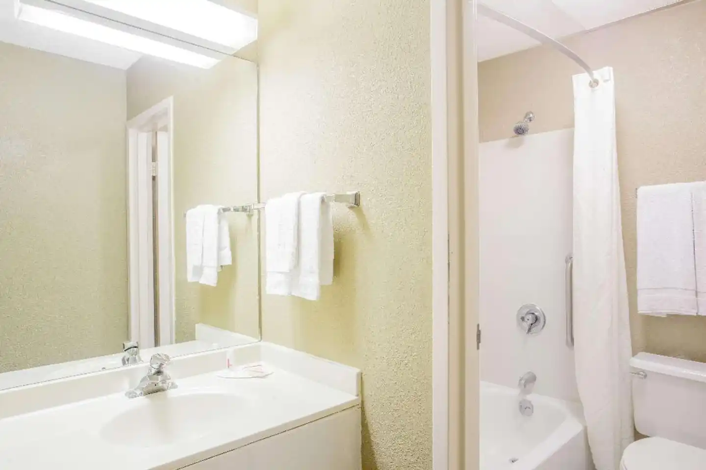 Super 8 Madison East Badezimmer