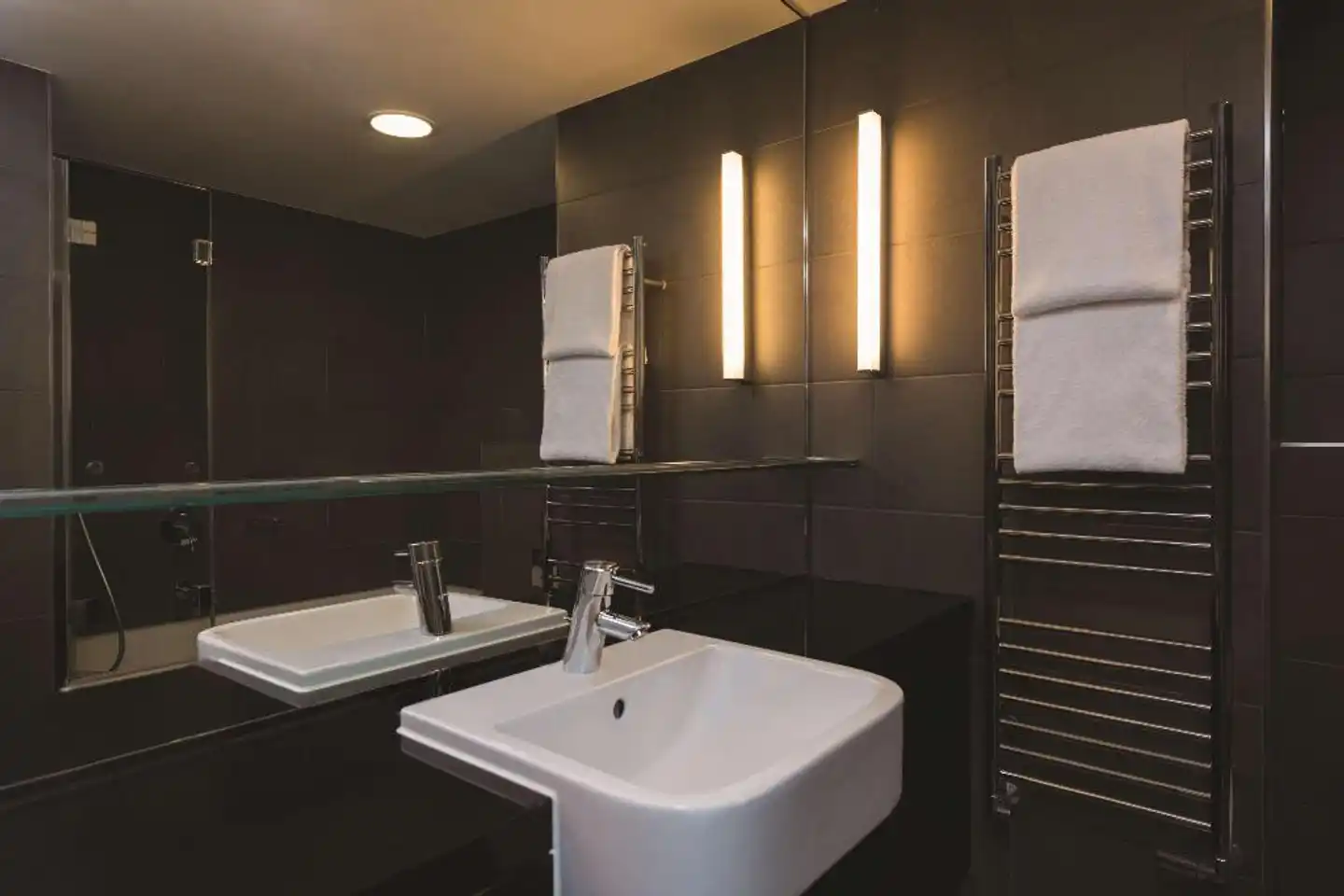 Adina Apartment Hotel Berlin Hackescher Markt Badezimmer