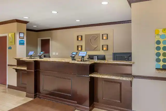 Comfort Inn & Suites Northeast - Gateway Lobby