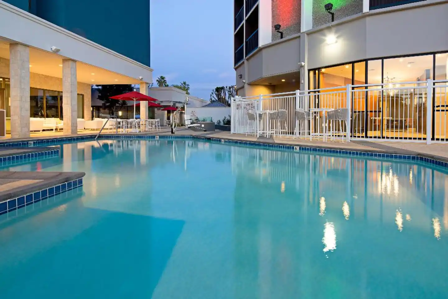 Holiday Inn Long Beach Airport Pool