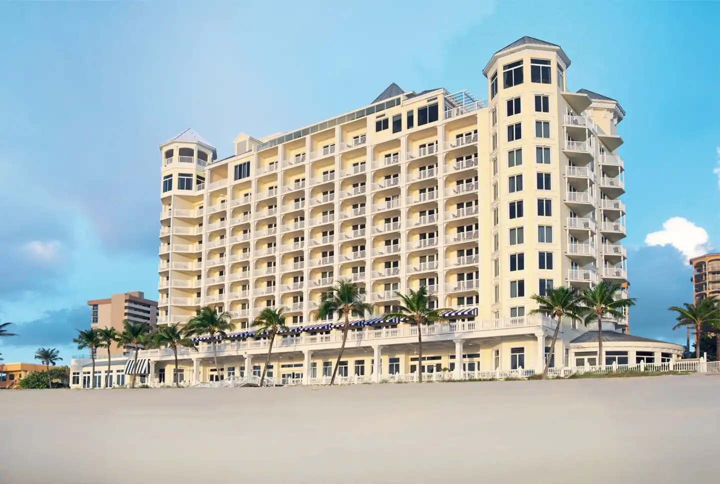 Pelican Grand Beach Resort Aussenansicht