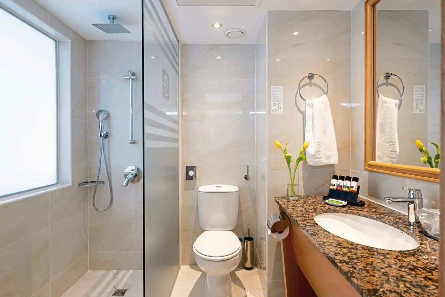 Constantinou Bros Athena Royal Beach Badezimmer