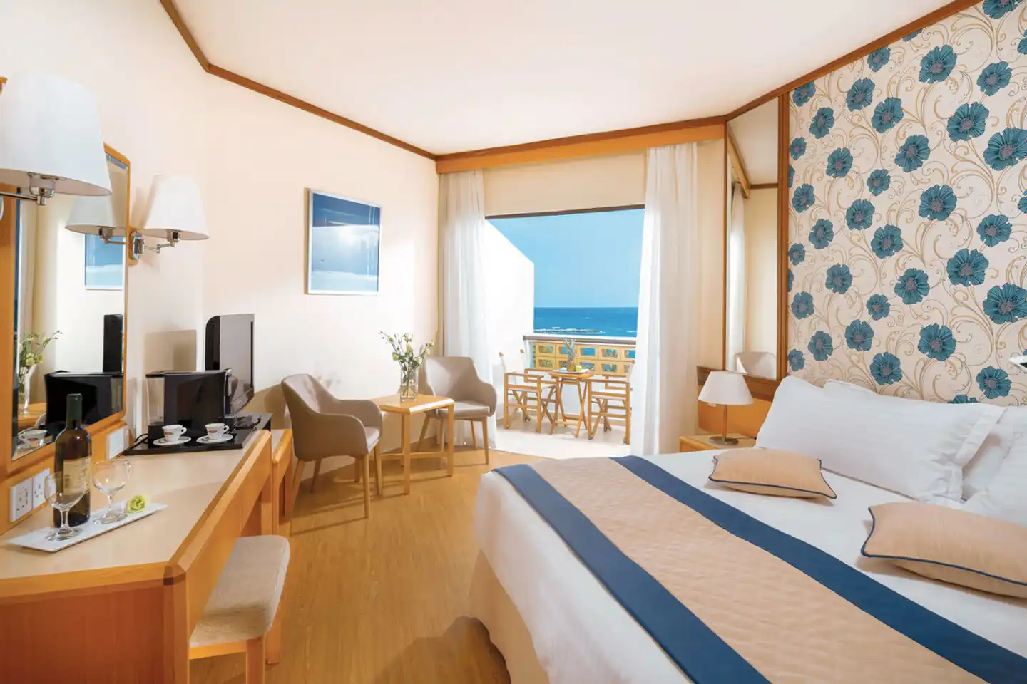 Constantinou Bros Athena Royal Beach Wohnbeispiel