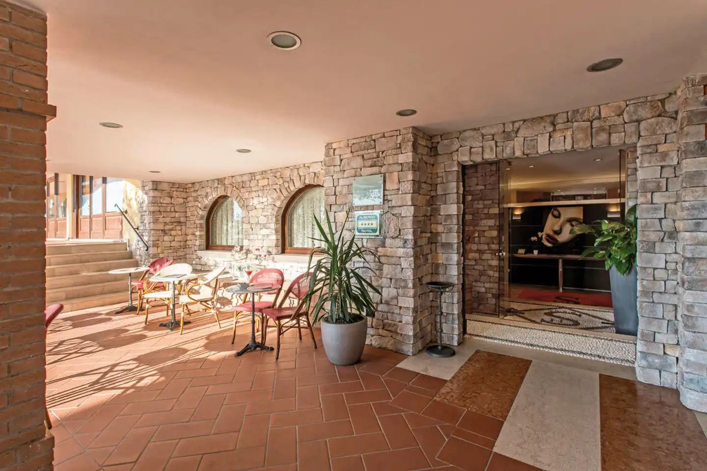 Donna Silvia Lobby