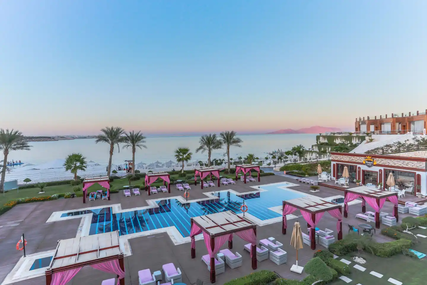 SUNRISE Arabian Beach Resort - Grand Select Pool