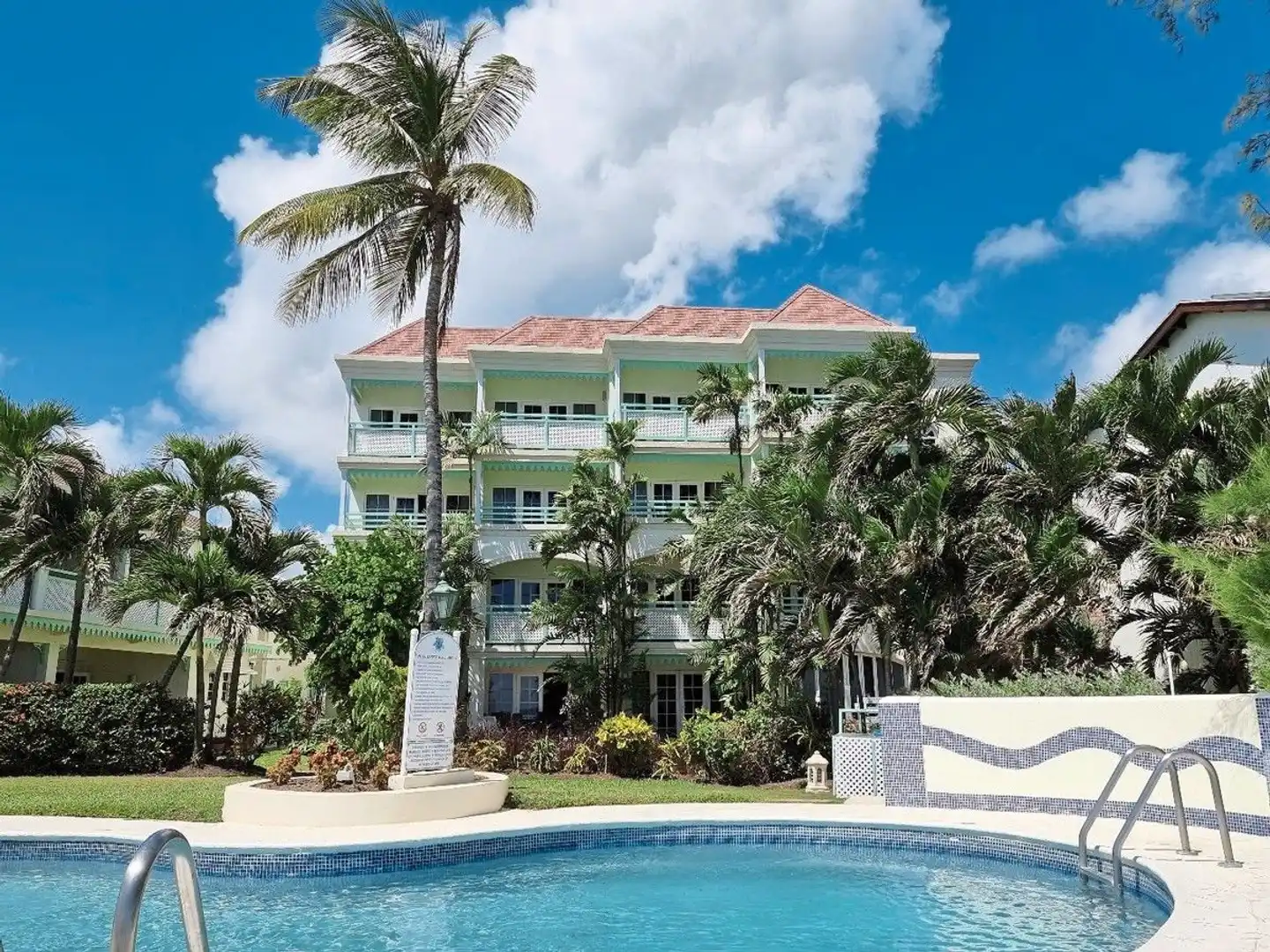 Blue Orchid Beach Hotel Aussenansicht