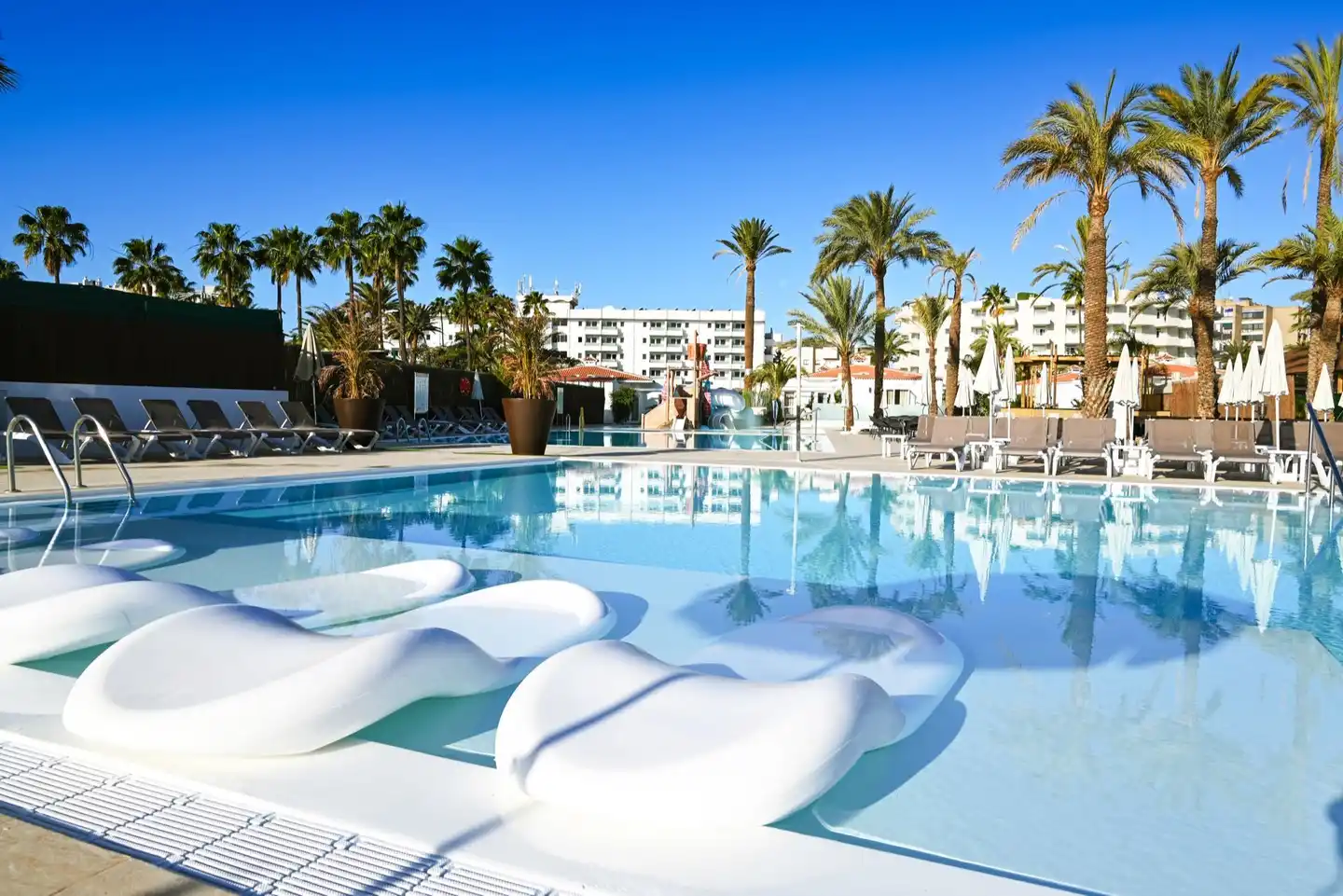 HL Miraflor Suites Pool