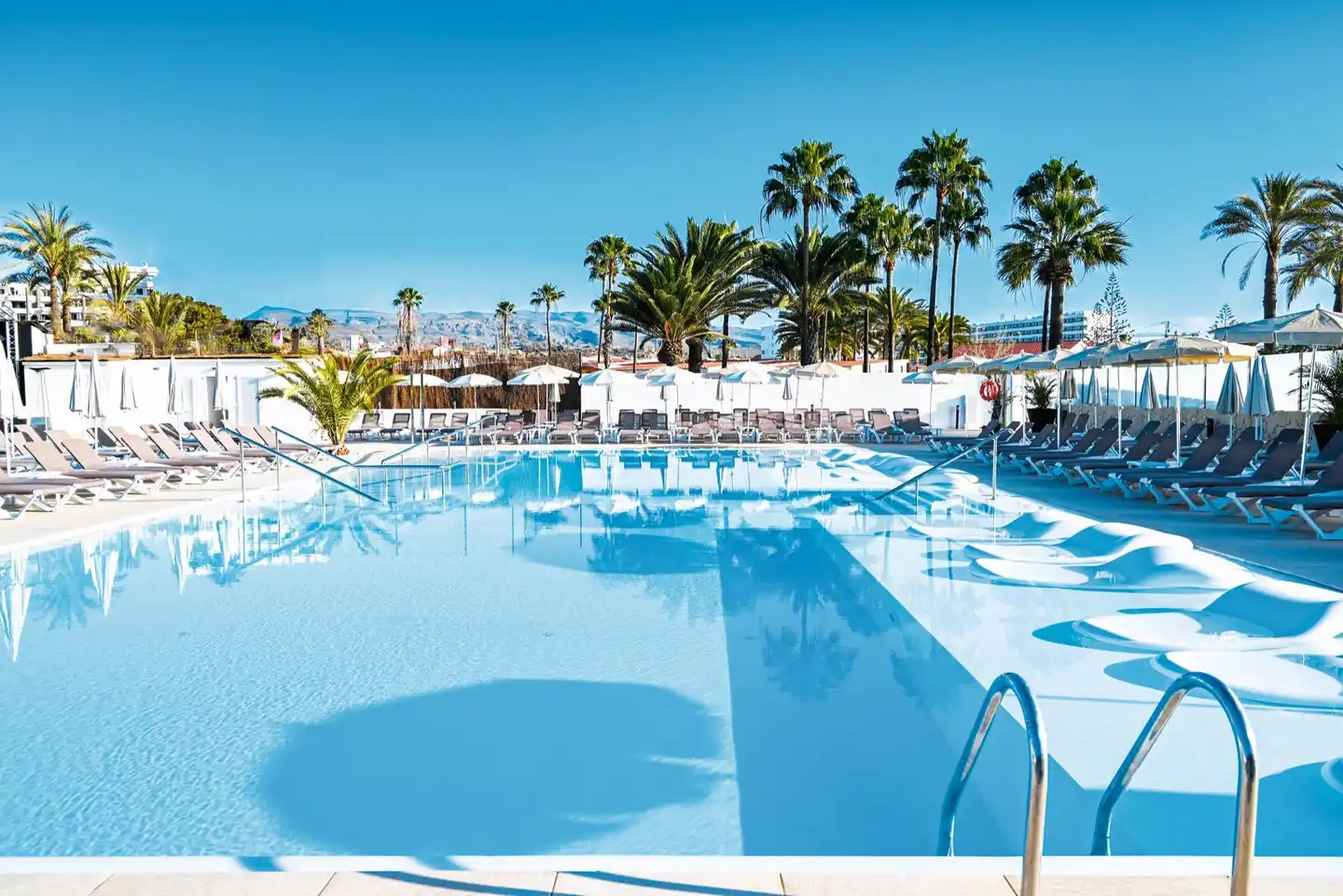 HL Miraflor Suites Pool