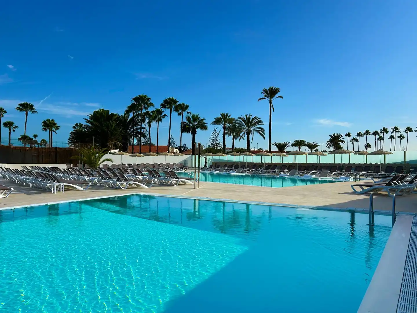 HL Miraflor Suites Pool