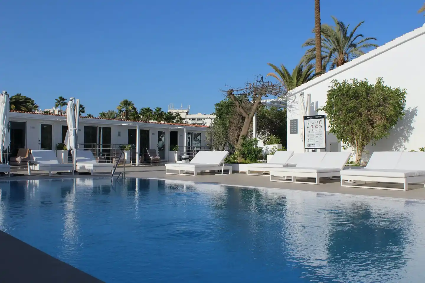 HL Miraflor Suites Pool