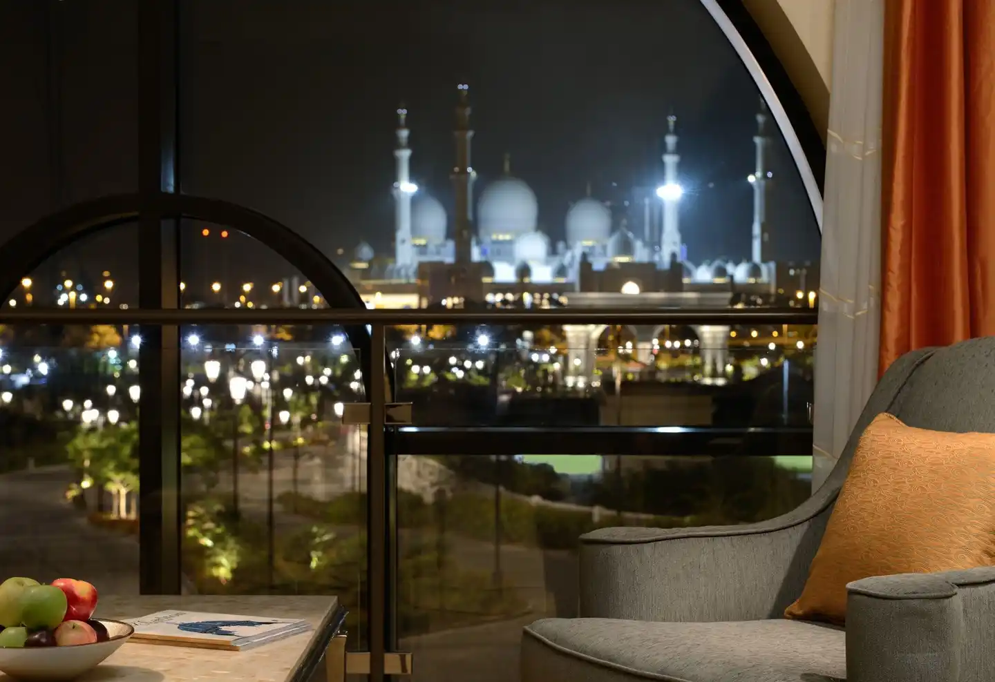 The Ritz-Carlton Abu Dhabi, Grand Canal Bar