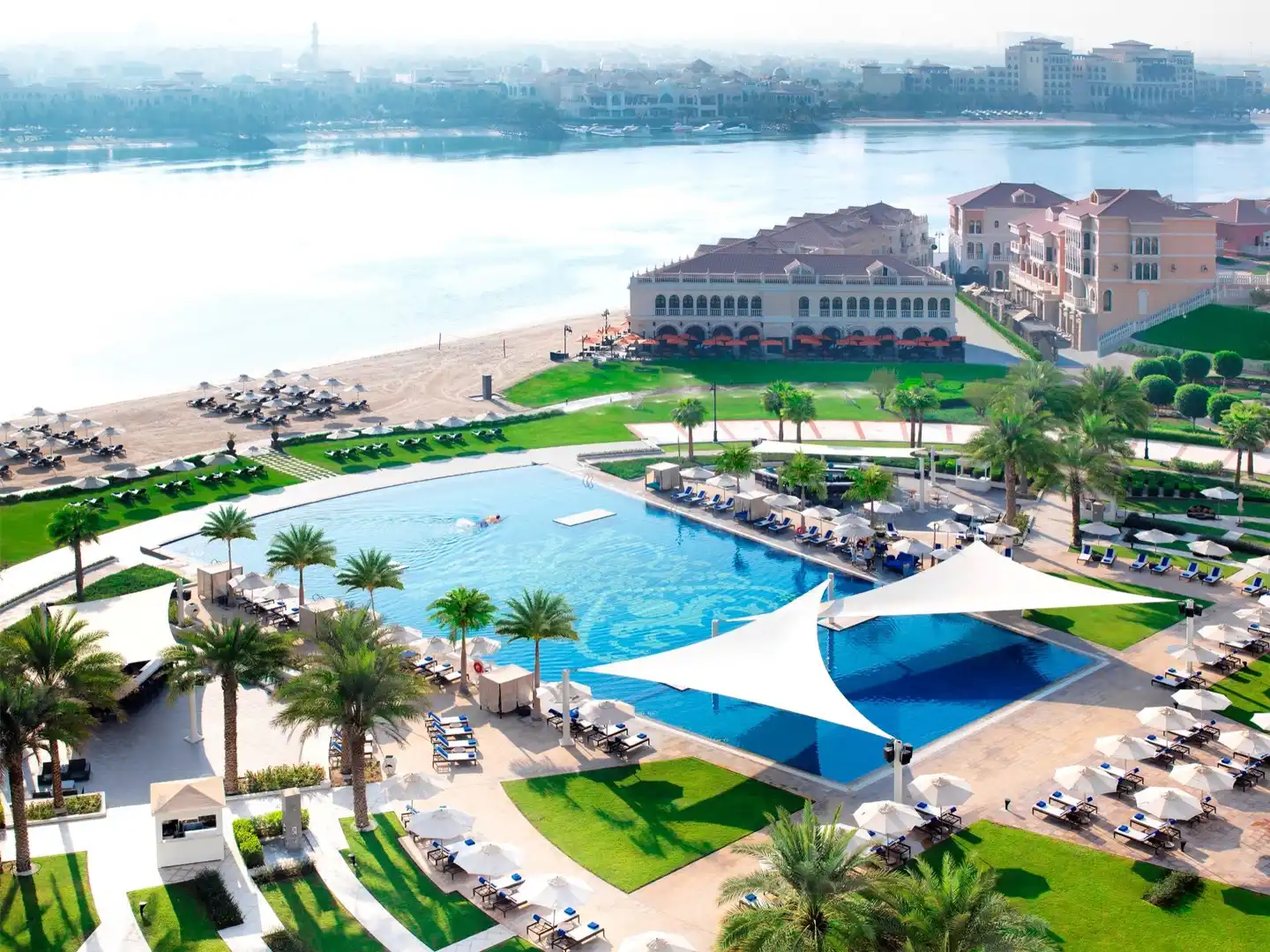 The Ritz-Carlton Abu Dhabi, Grand Canal Aussenansicht