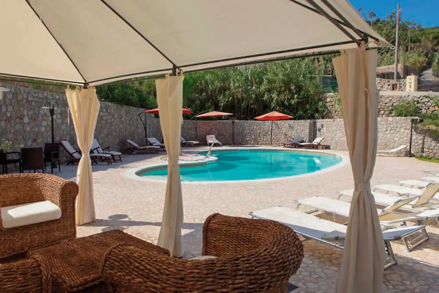 Borgo Eolie Hallenbad