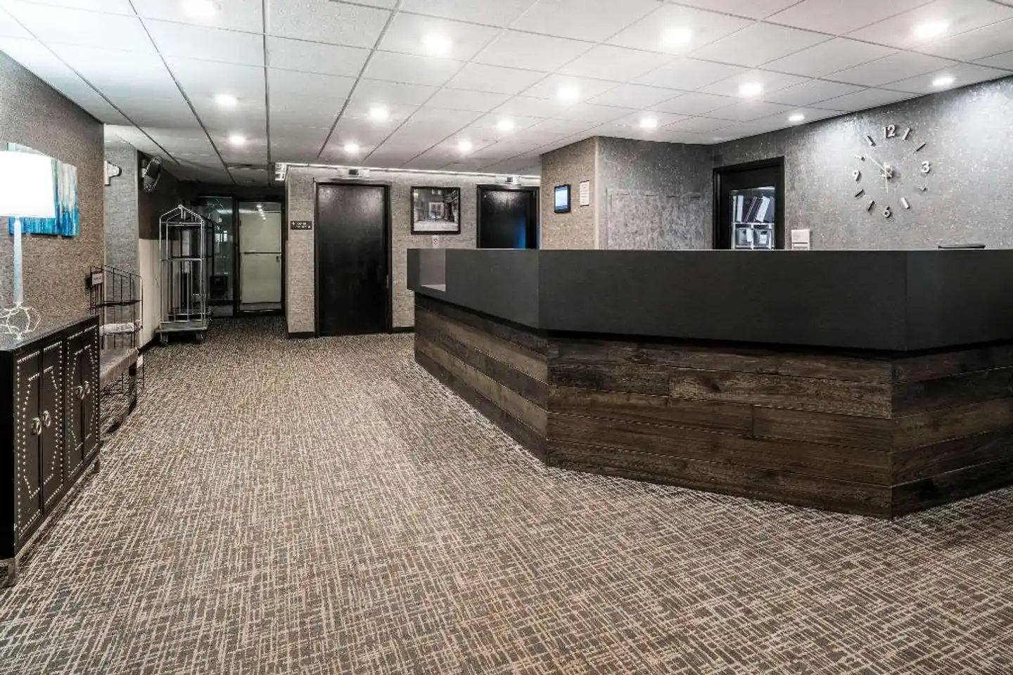 Days Hotel by Wyndham University Ave SE Lobby