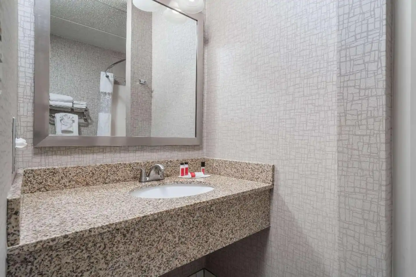 Days Hotel by Wyndham University Ave SE Badezimmer