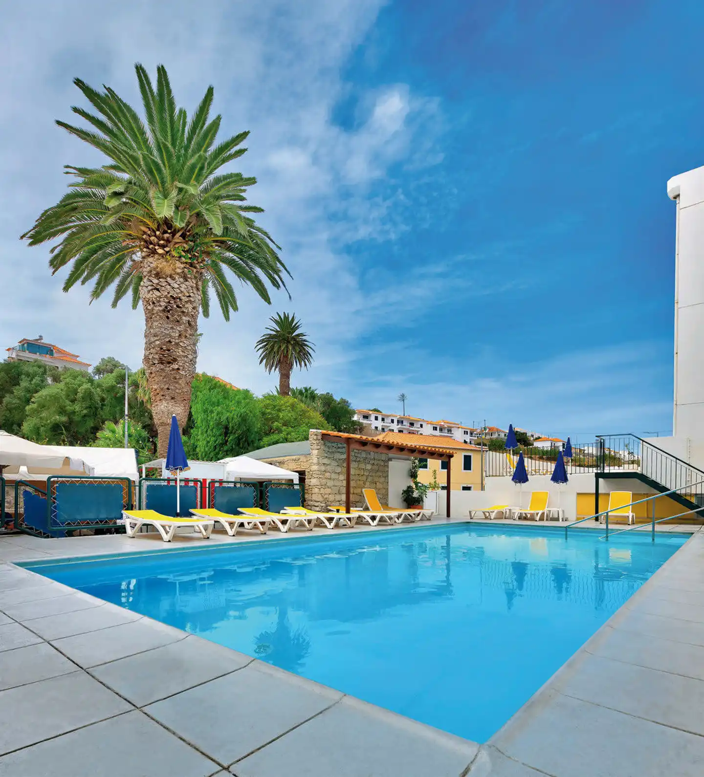 Praia Dourada Pool