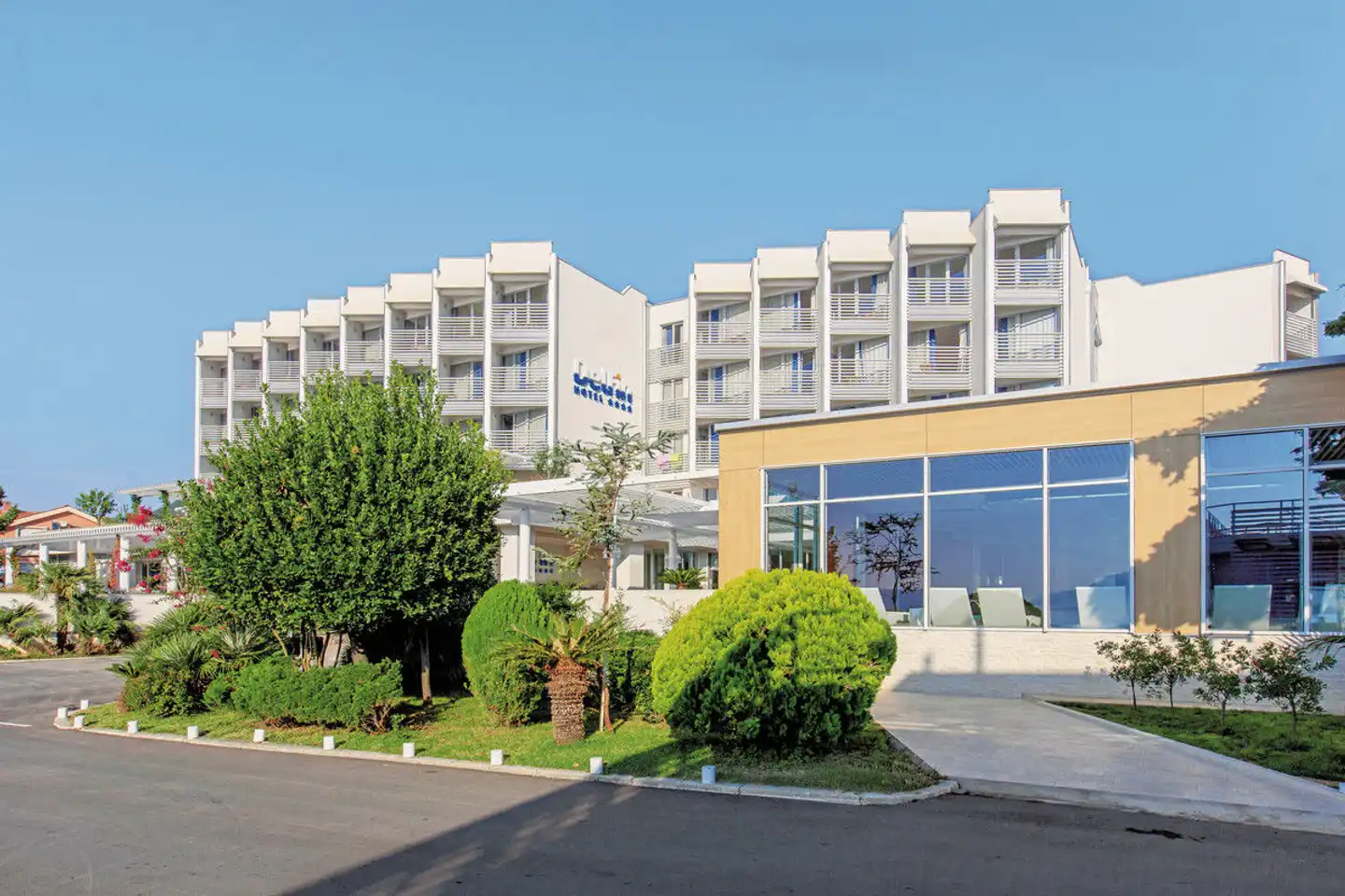 Carine Hotel Delfin Aussenansicht