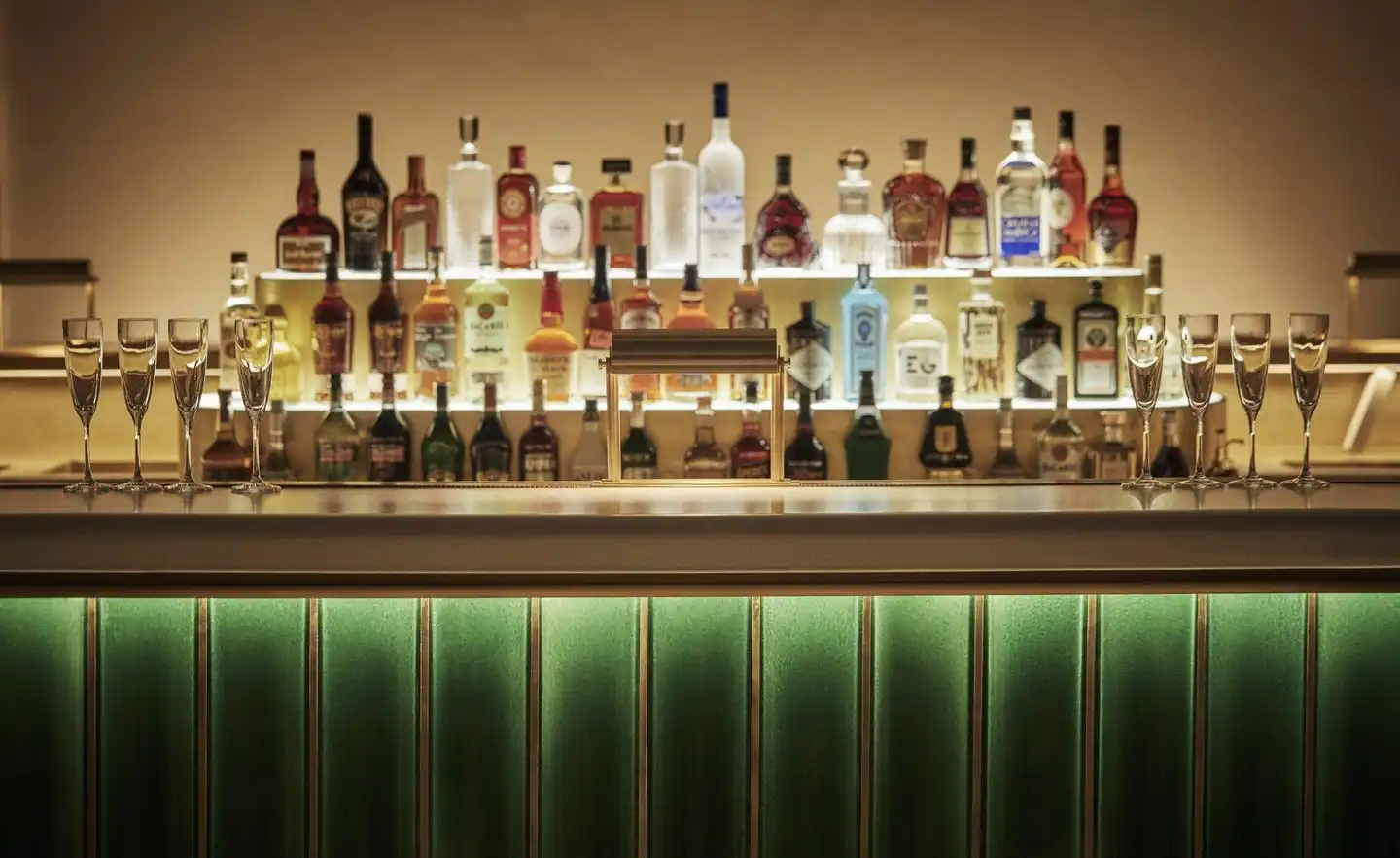 Four Seasons Hotel at The Surf Club Bar