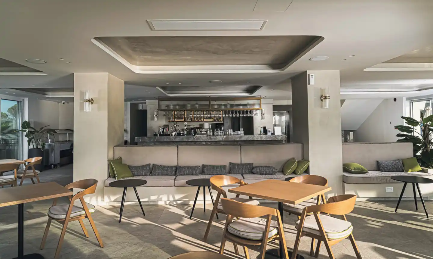 Alexandra Beach Resort & Spa Bar