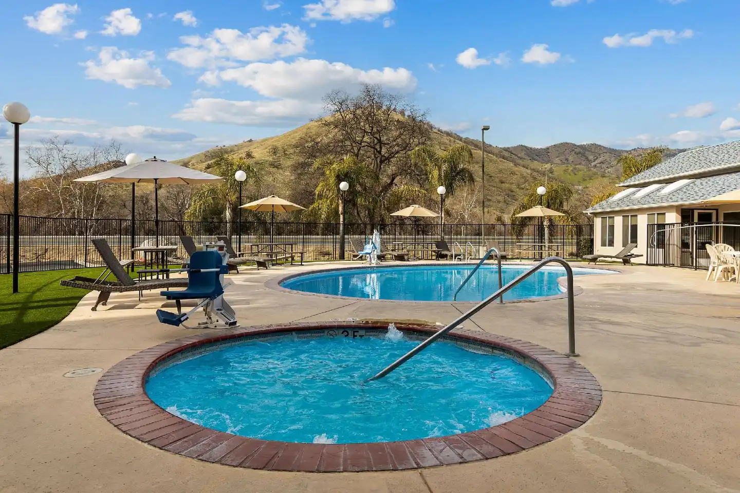 Comfort Inn & Suites Sequoia Kings Canyon Pool