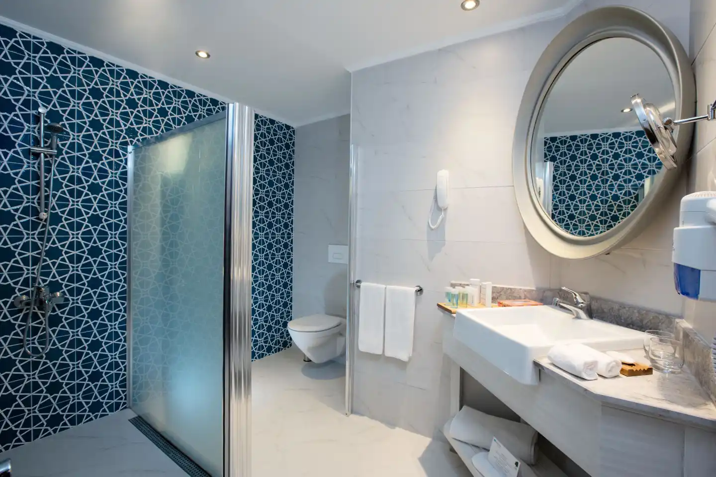 Paloma Marina Suites Badezimmer