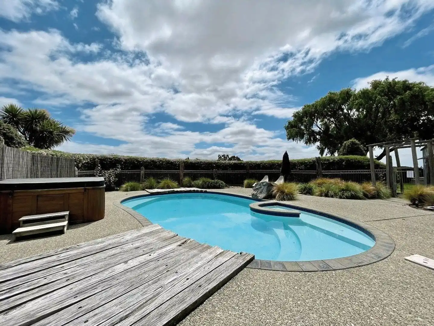St Leonard's Vineyard Cottages Pool