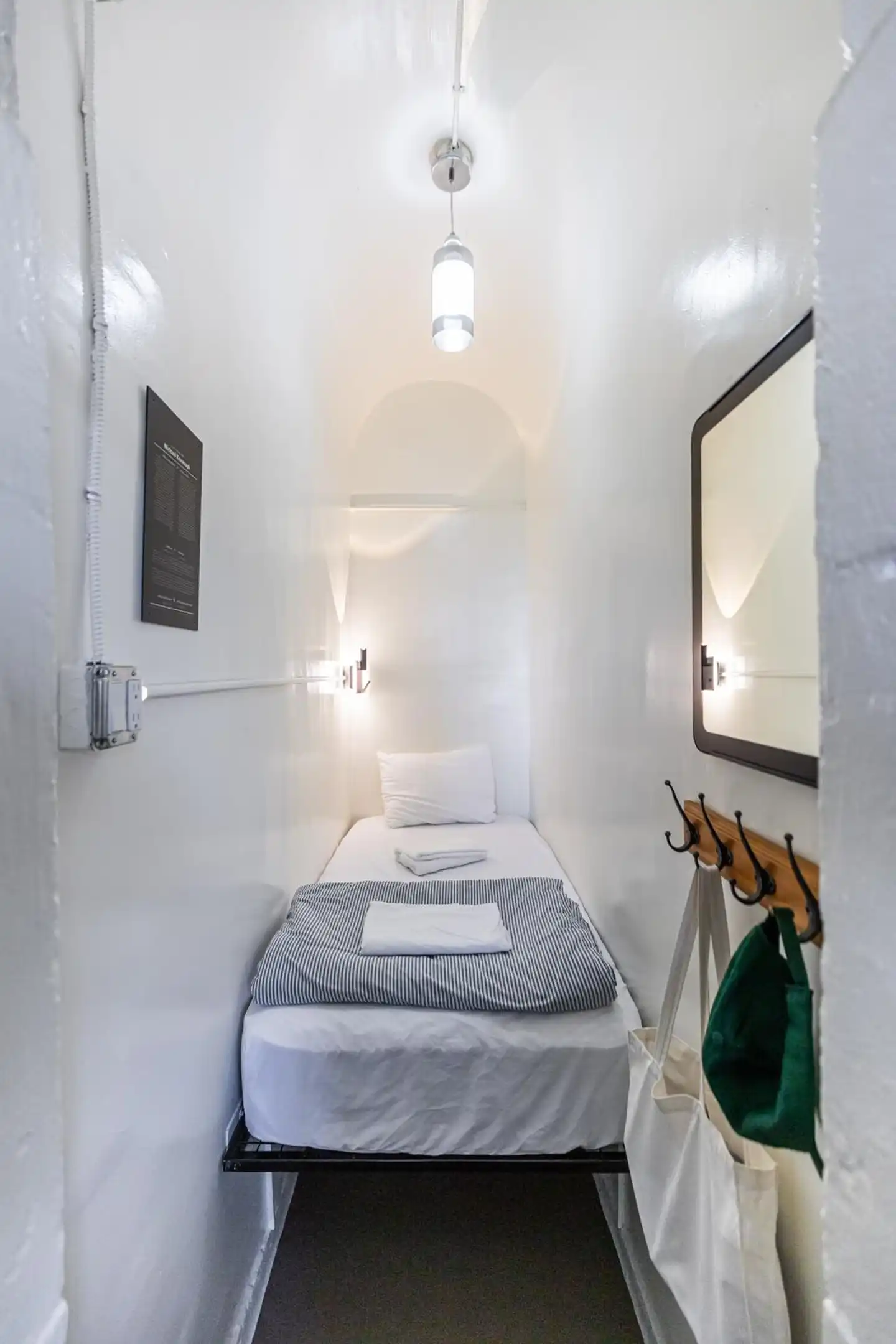 HI- Ottawa Jail Hostel Badezimmer