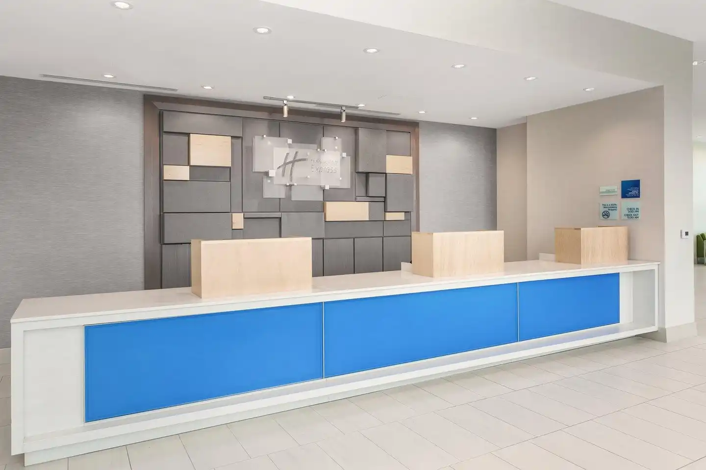 Holiday Inn Express & Suites Downtown Ottawa East Lobby