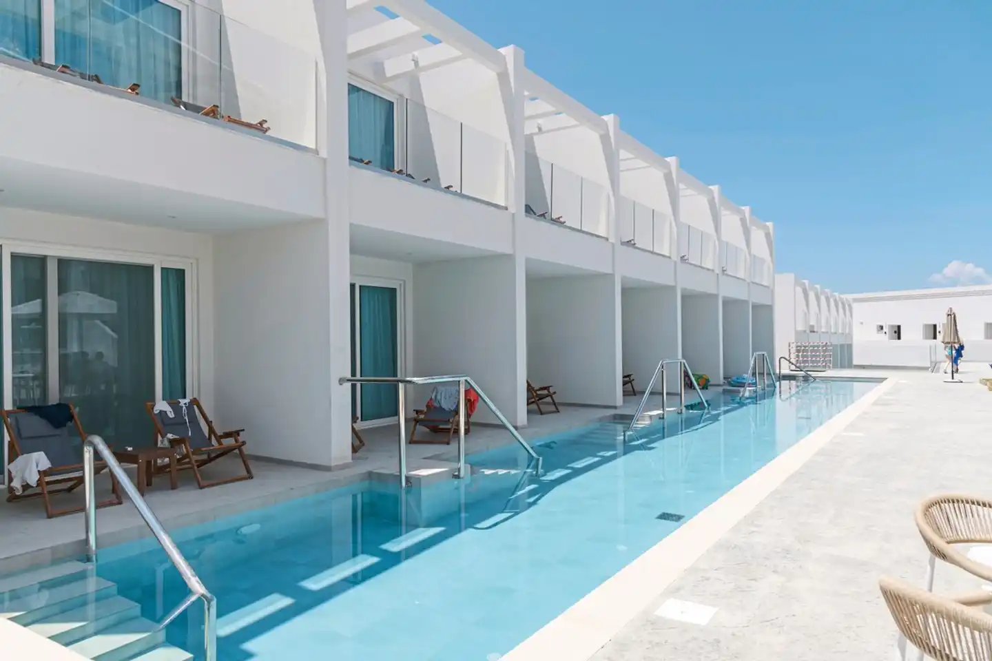 Mirage Bleu Pool