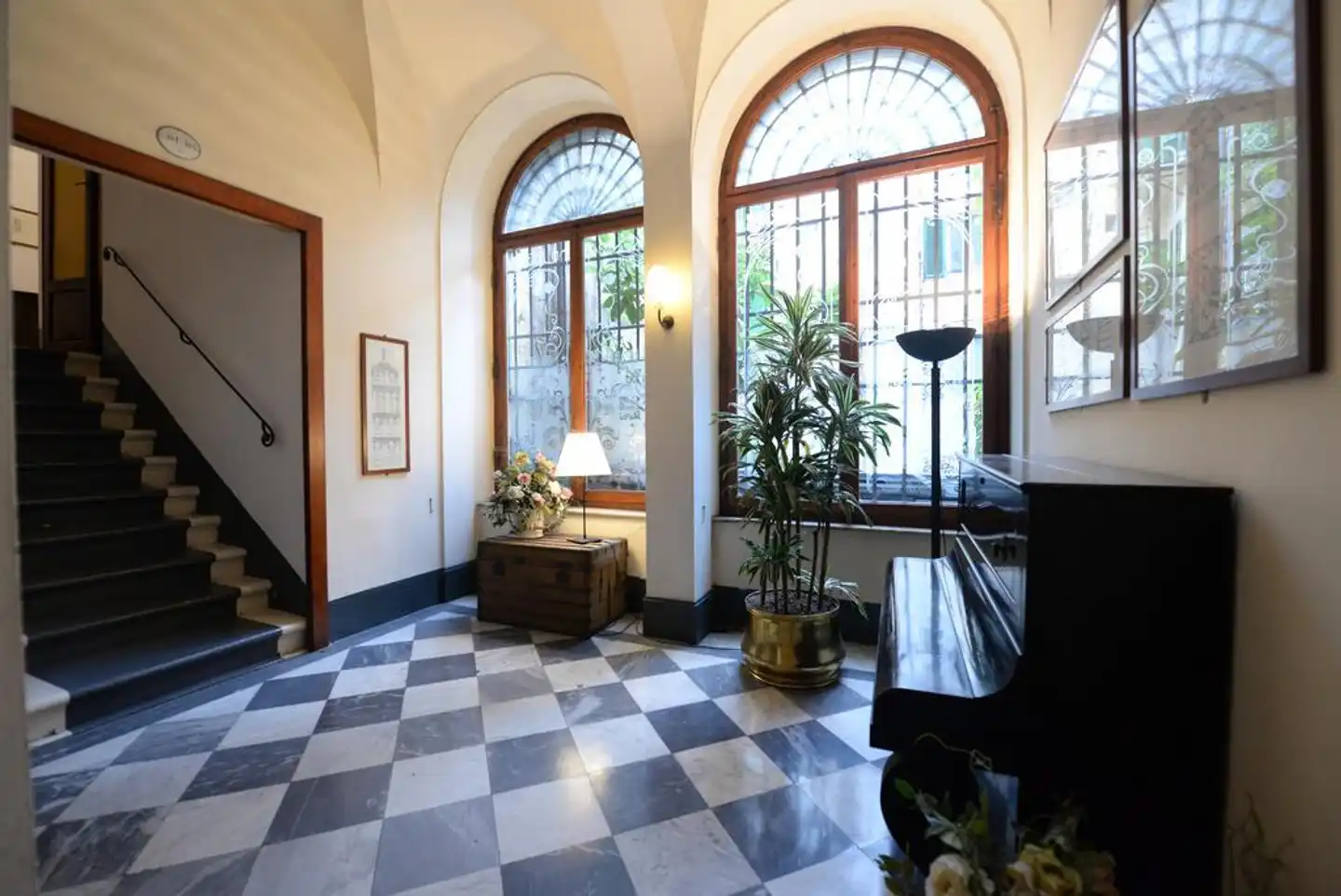 Royal Victoria Hotel Lobby