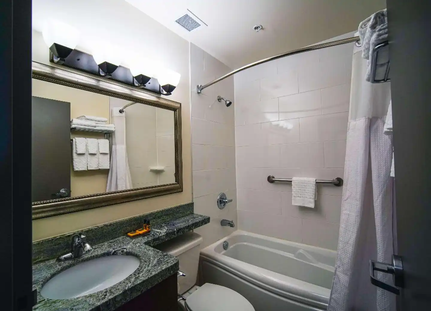 Best Western Plus Chocolate Lake Hotel Badezimmer