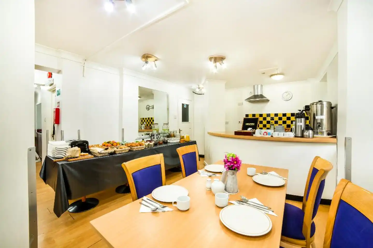 OYO Townhouse New England Victoria Restaurant