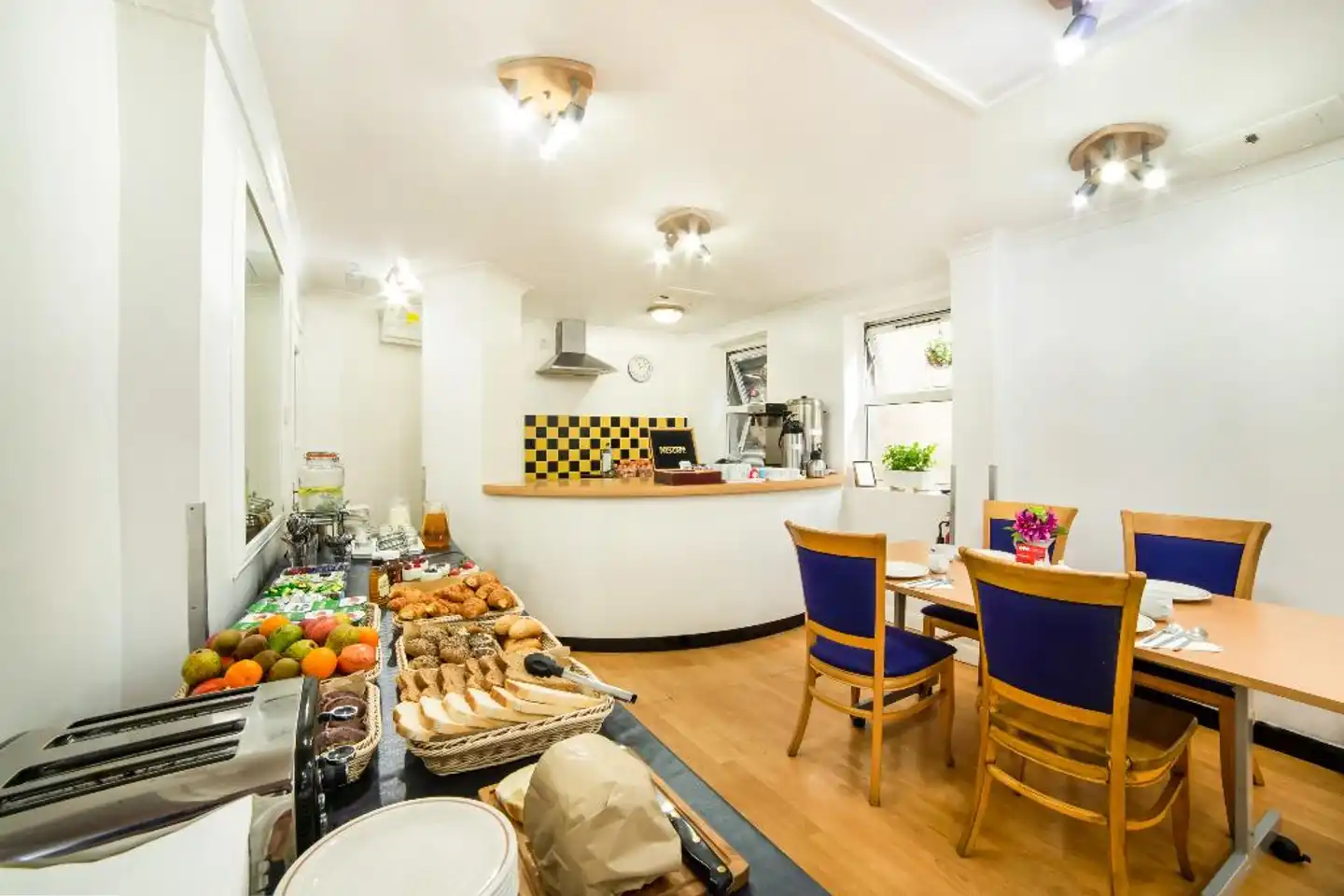 OYO Townhouse New England Victoria Bar