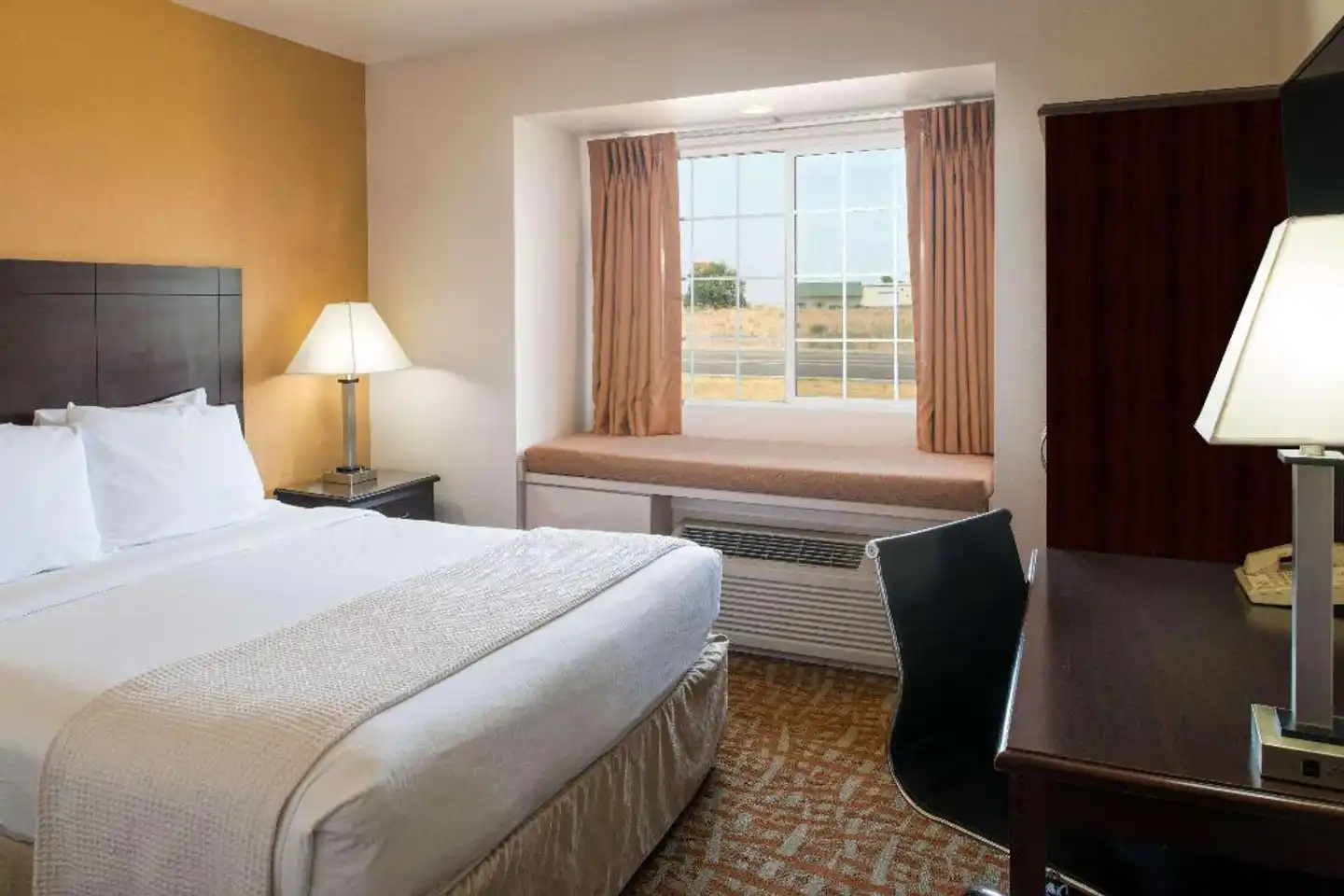 Days Inn & Suites by Wyndham Spokane Airport Airway Heights Wohnbeispiel