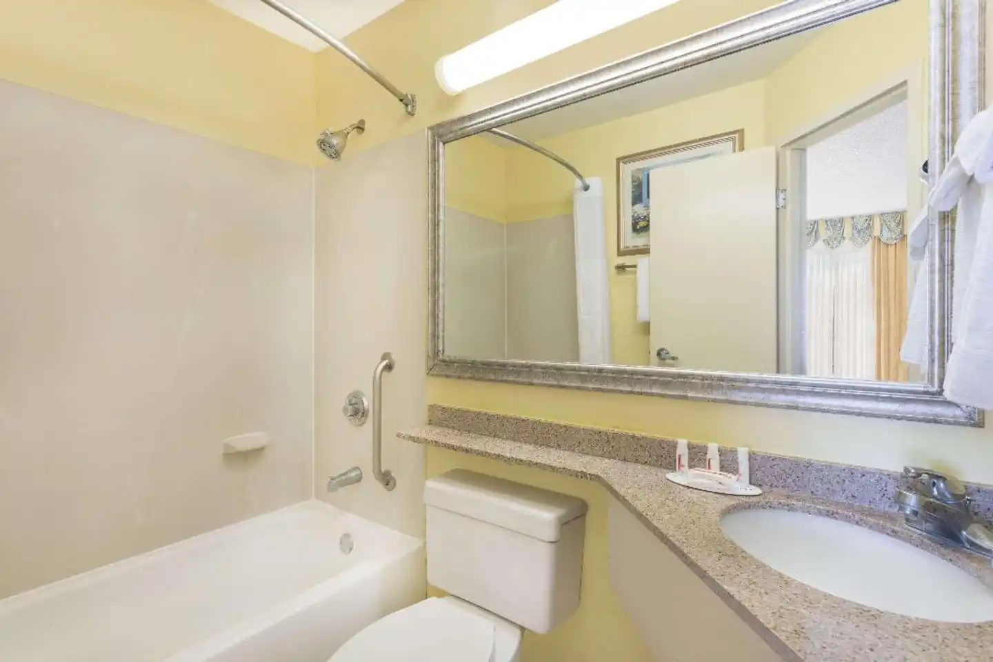 Baymont by Wyndham Savannah Midtown Badezimmer