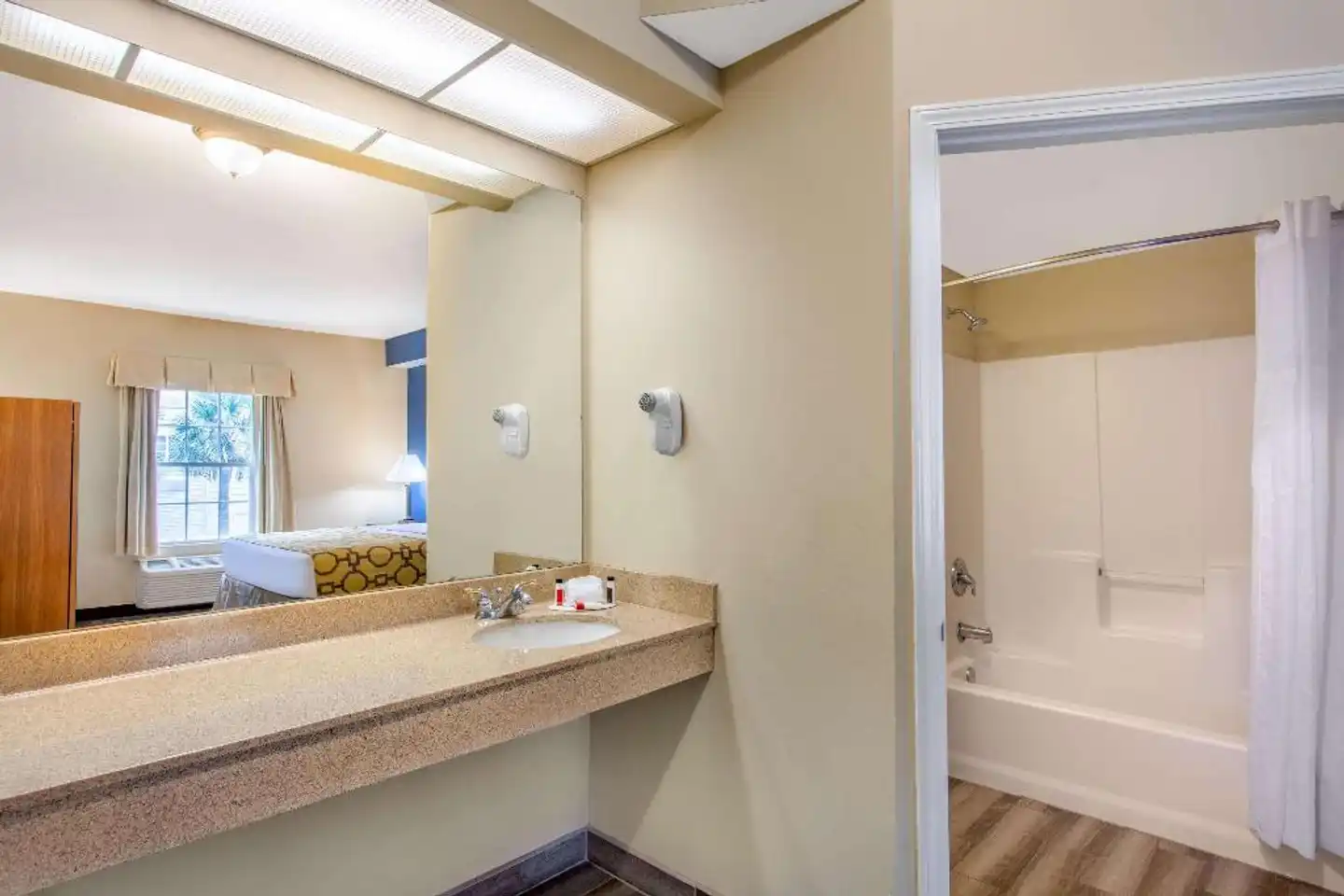 Baymont by Wyndham Jacksonville/Butler Blvd Badezimmer