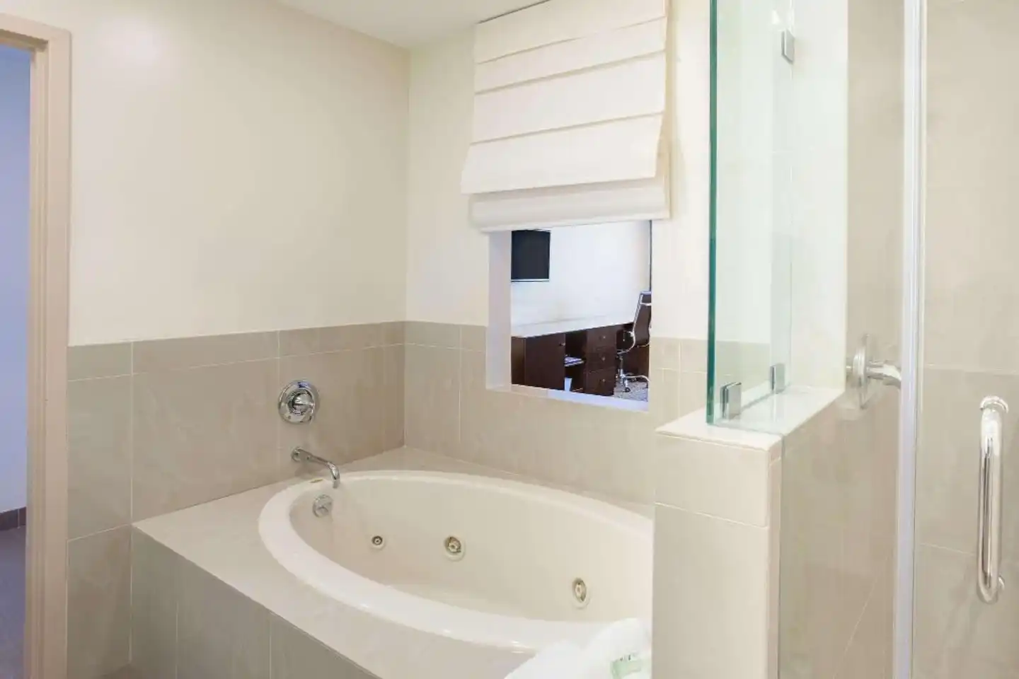 Ramada by Wyndham Culver City Badezimmer