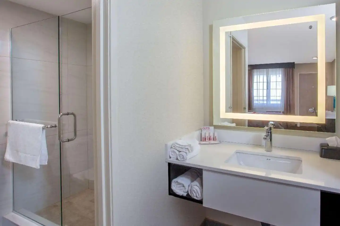 Ramada by Wyndham Culver City Badezimmer