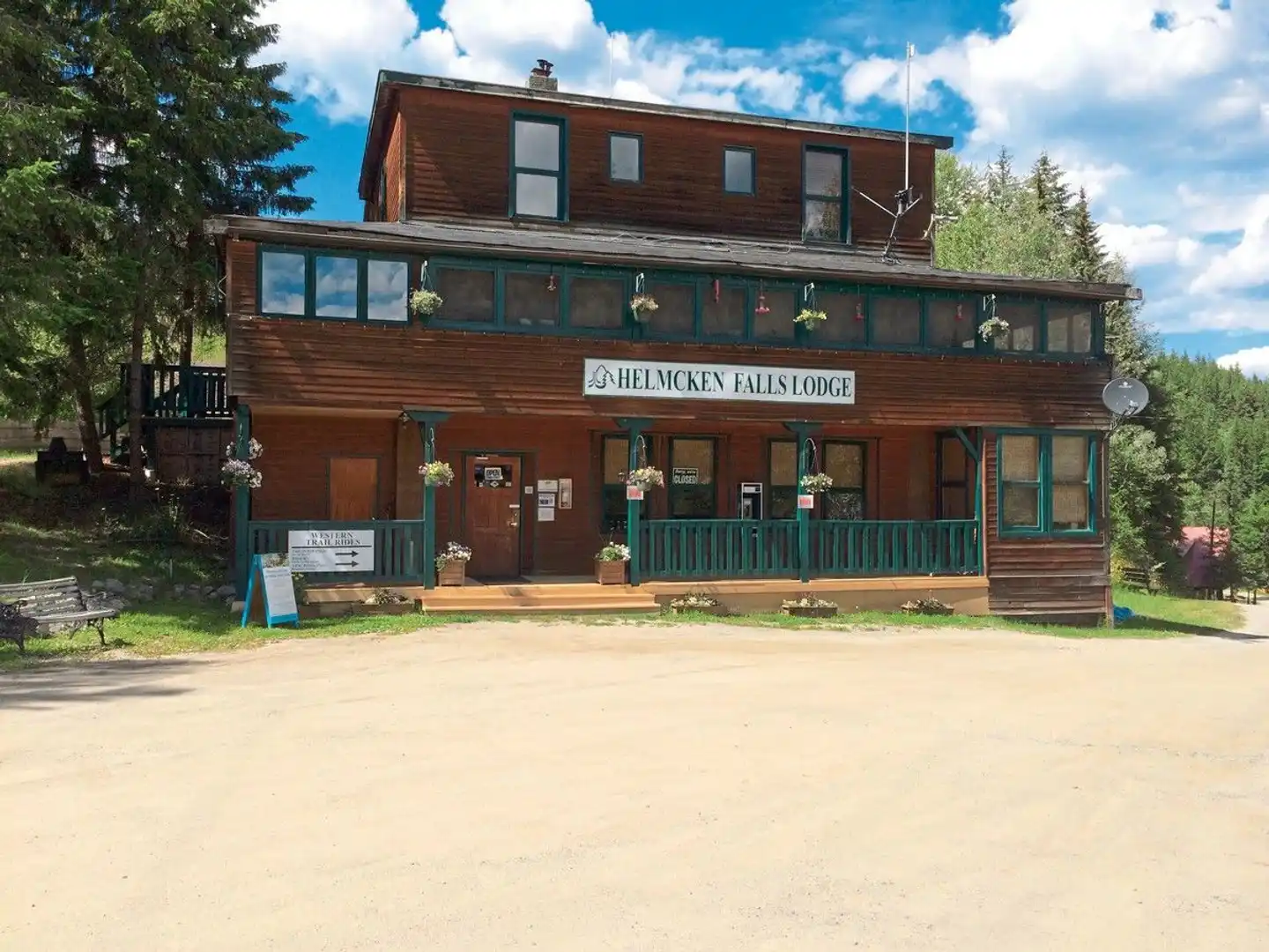 Helmcken Falls Lodge Aussenansicht