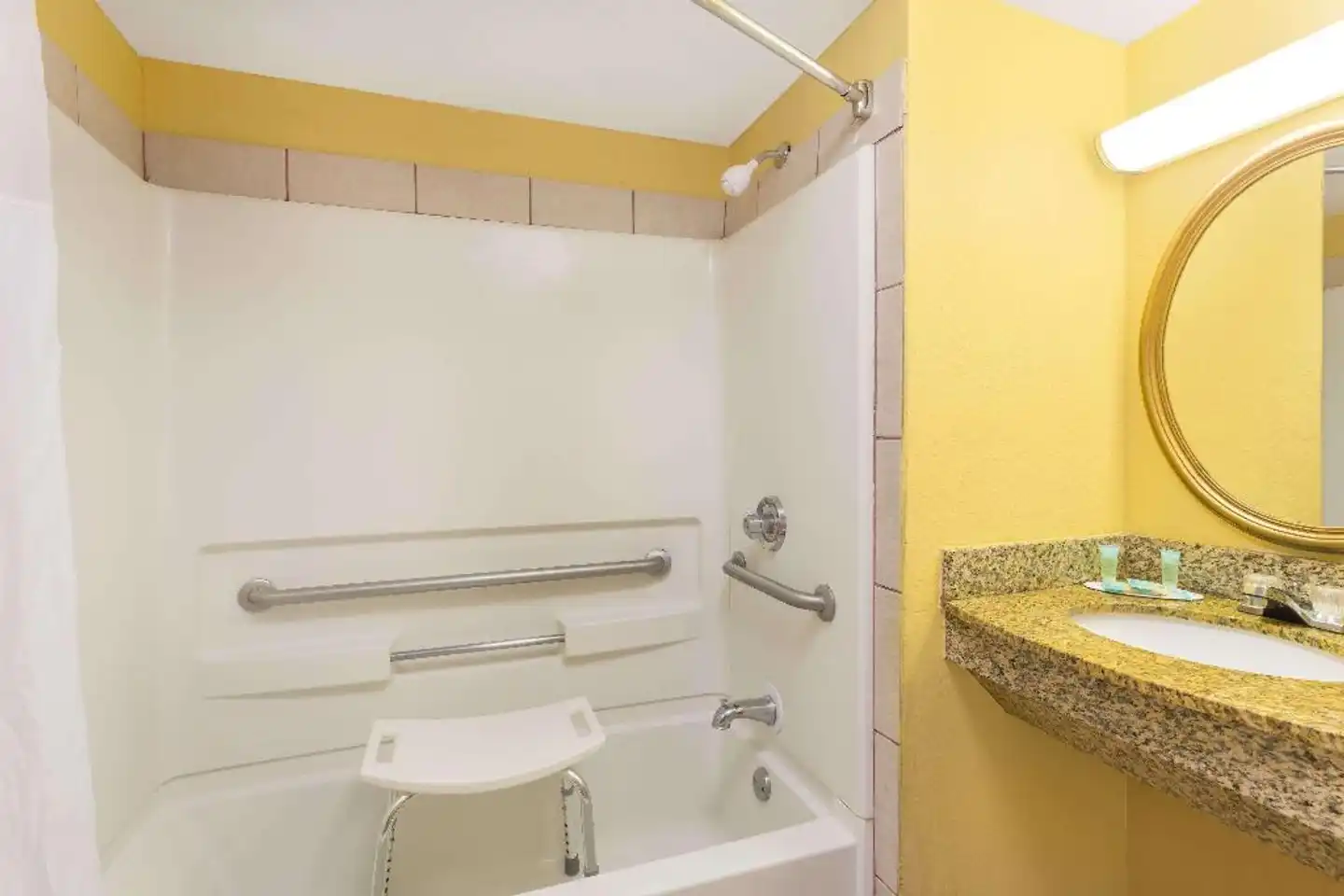 Howard Johnson by Wyndham Orlando/International Drive Badezimmer