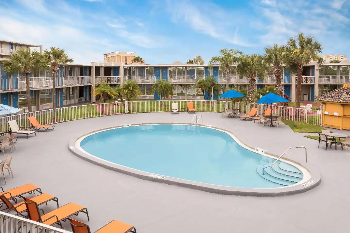 Howard Johnson by Wyndham Orlando/International Drive Pool