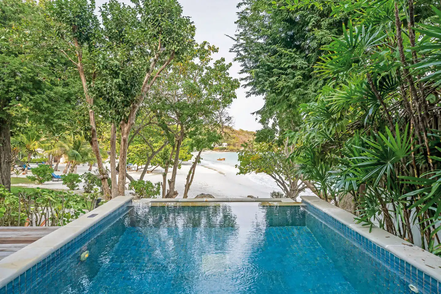 Paradee Resort Pool