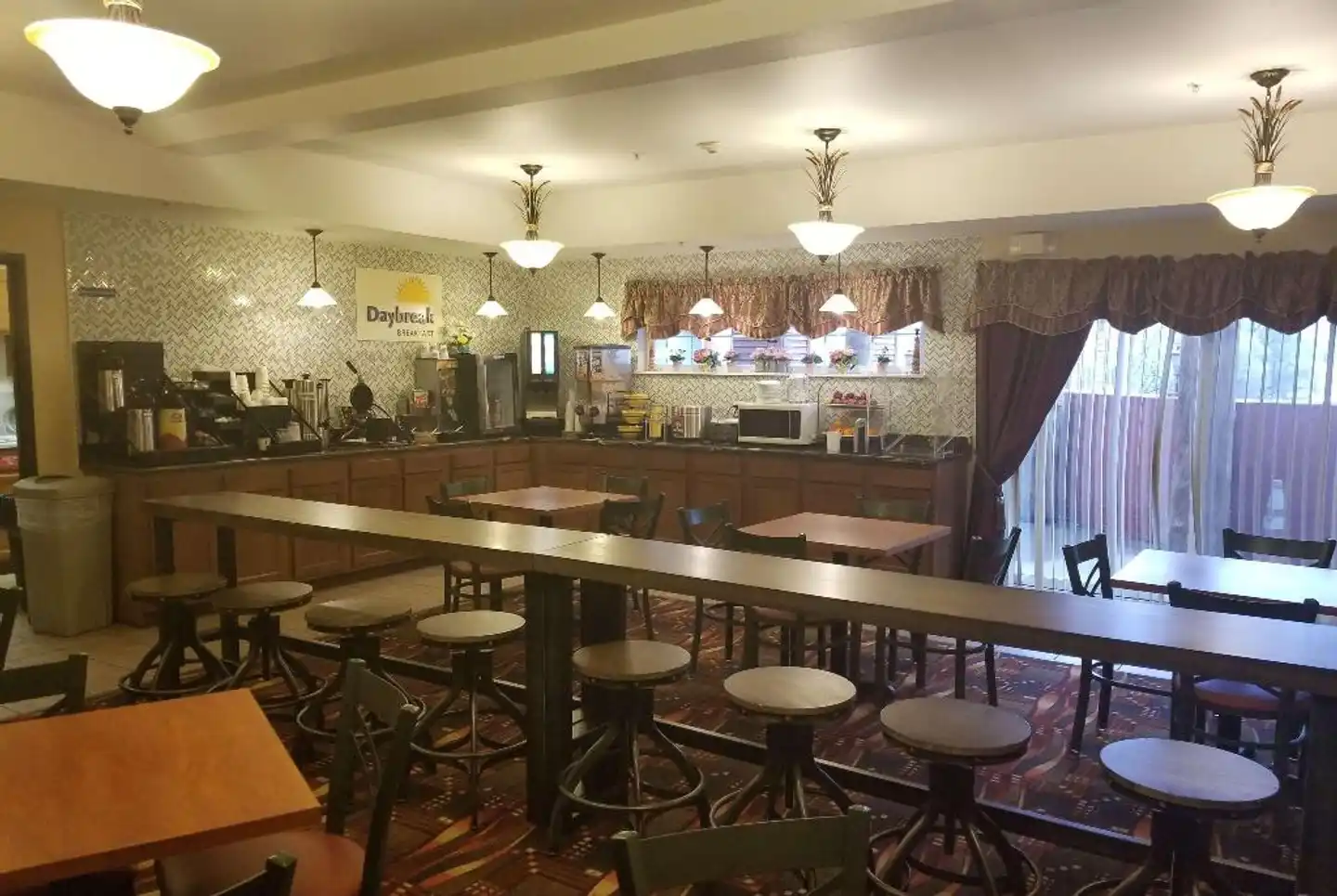 Days Inn by Wyndham Manitou Springs Bar