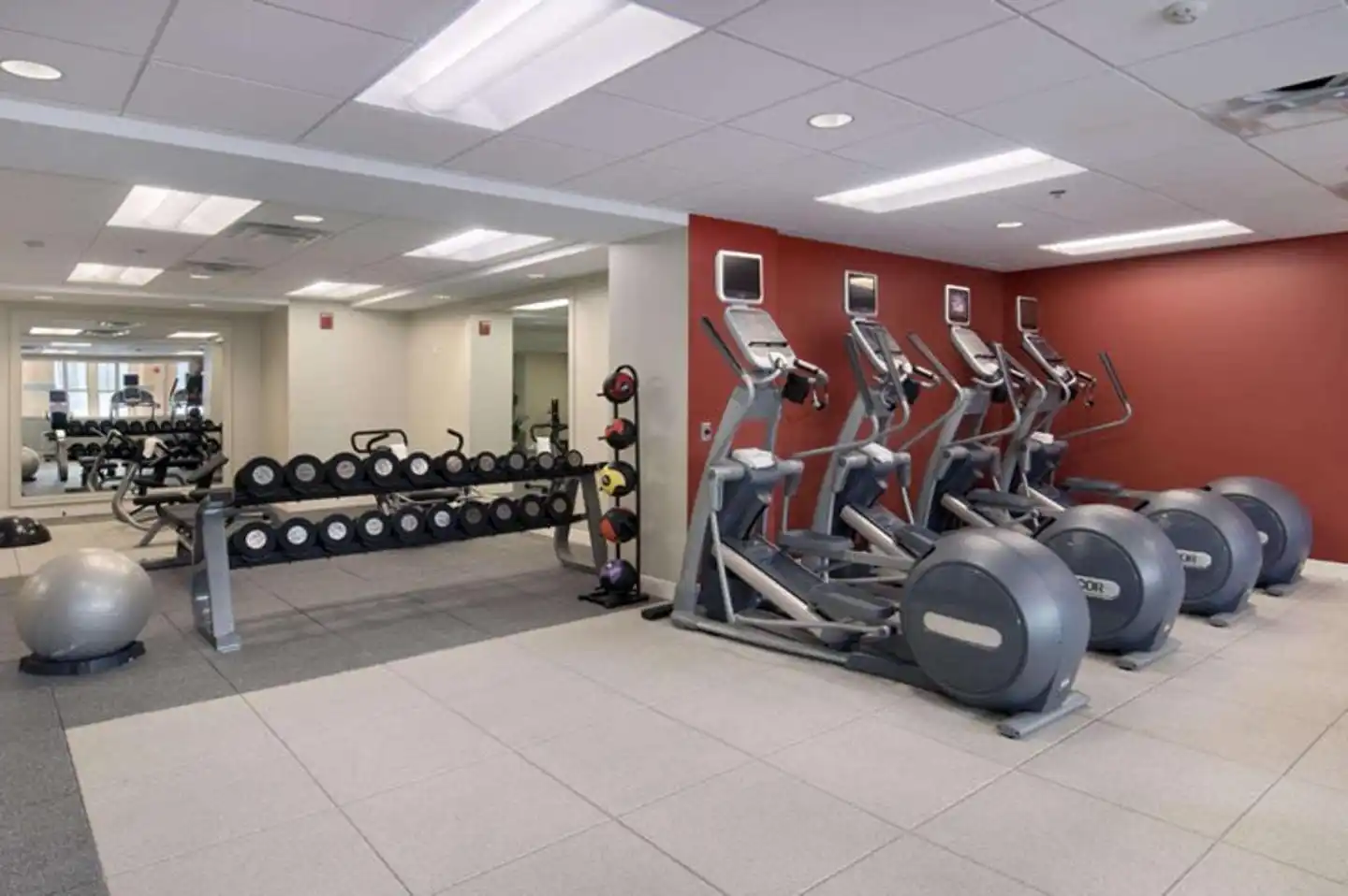 DoubleTree Suites by Hilton Detroit Downtown - Fort Shelby Sport und Entertainment