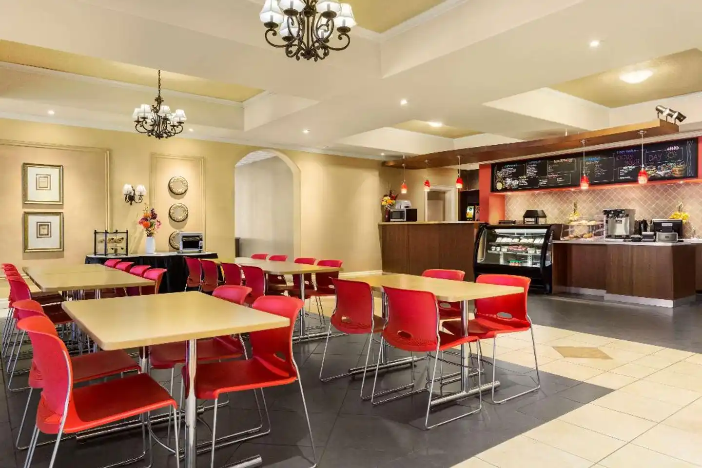 Days Inn by Wyndham Niagara Falls Centre St. By the Falls Bar