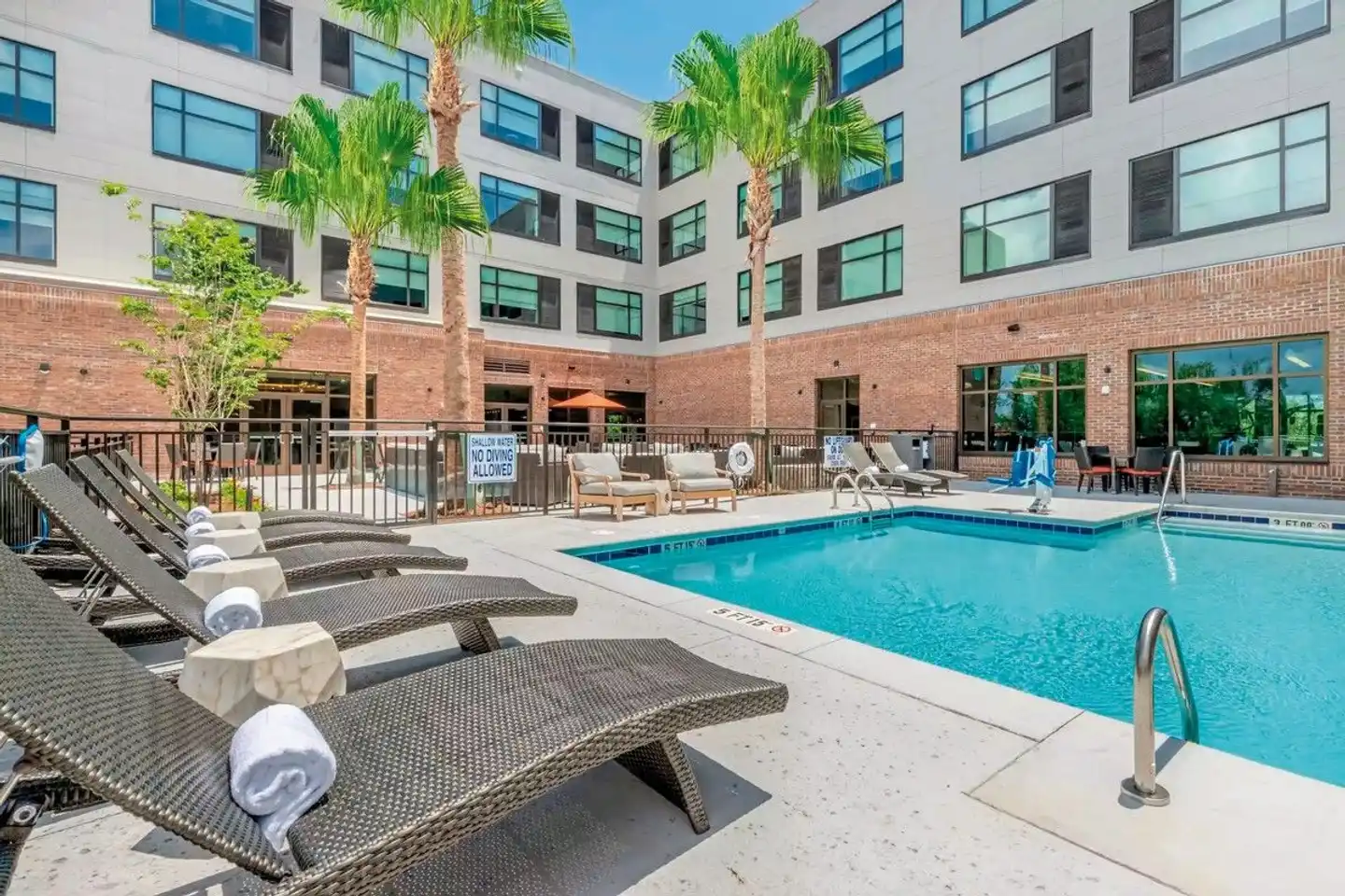 Doubletree Charleston Riverview Pool