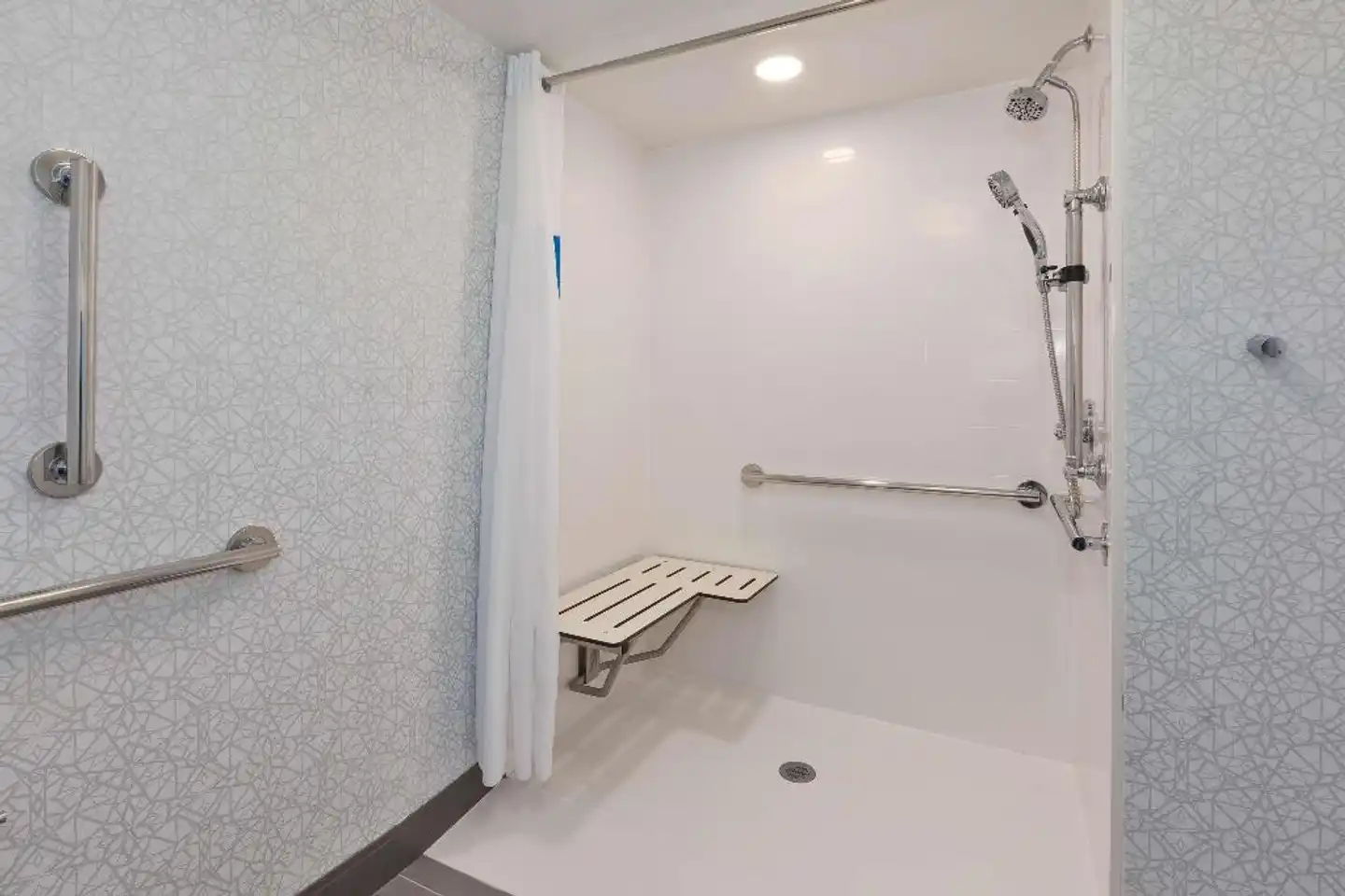 Hampton Inn Traverse City Badezimmer