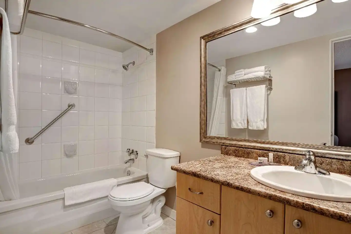 Days Inn by Wyndham Victoria Uptown Badezimmer