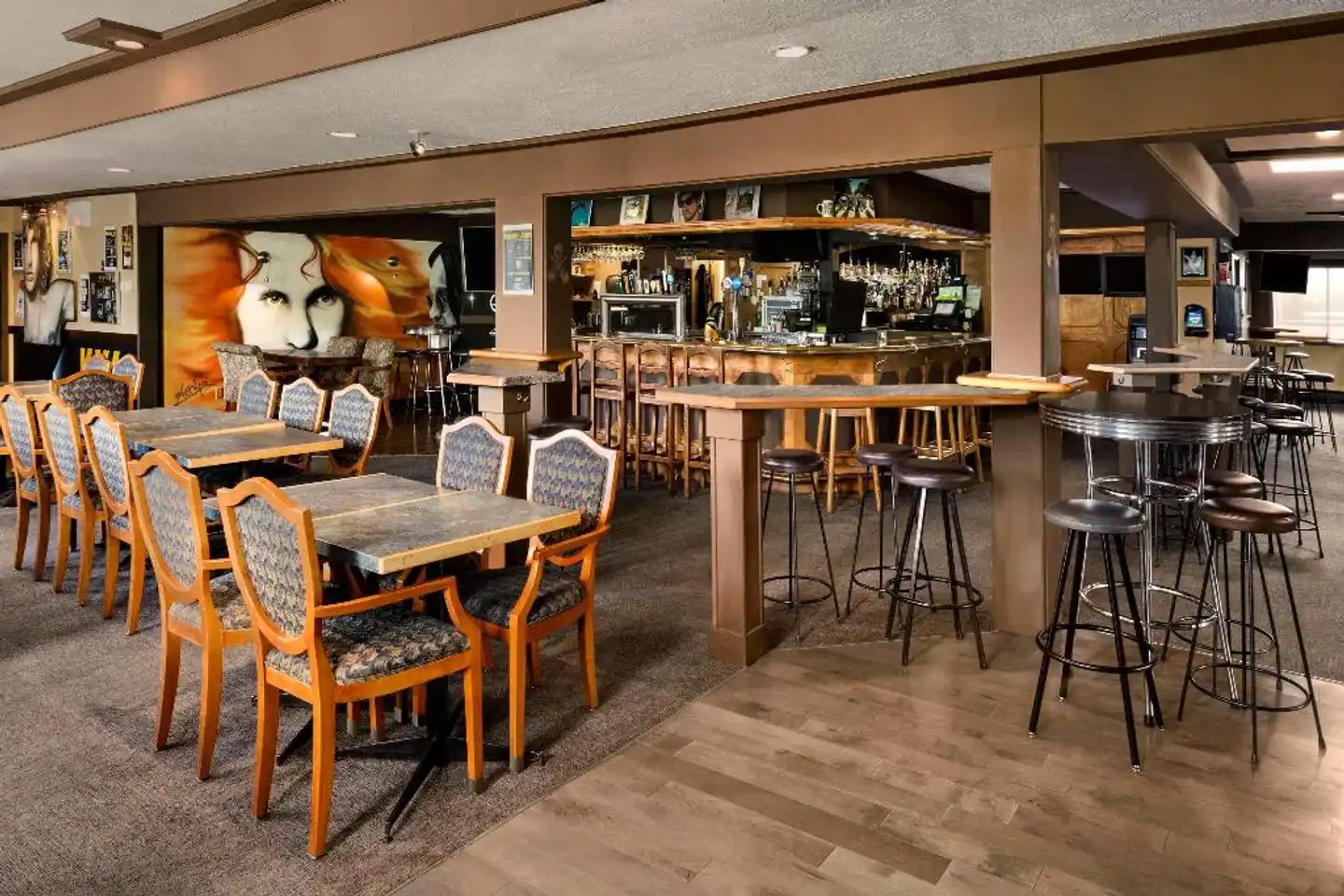 Days Inn by Wyndham Victoria Uptown Bar