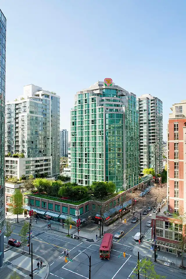 Rosedale on Robson Suite Hotel Aussenansicht